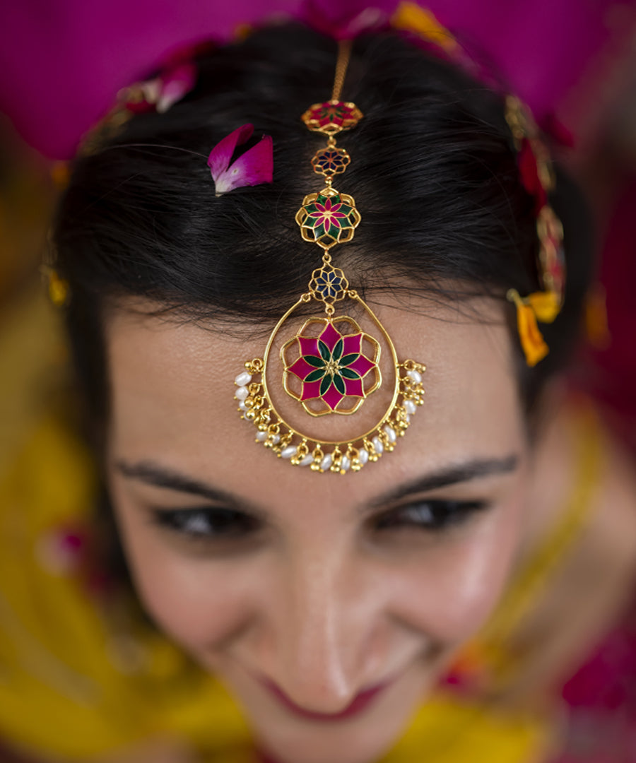 Pink roja tika from Manner. Gold plated and adjustable for comfortable wear.