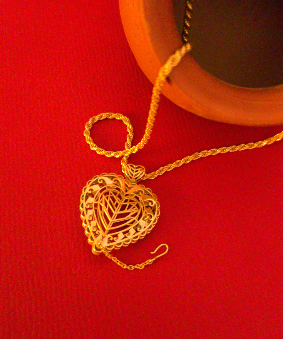 Rakaan Openable Pendant Necklace with Chain – Gold Finish