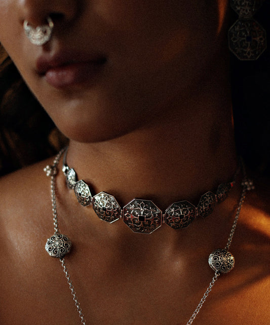 Tarnishfree choker with designer motif for women.