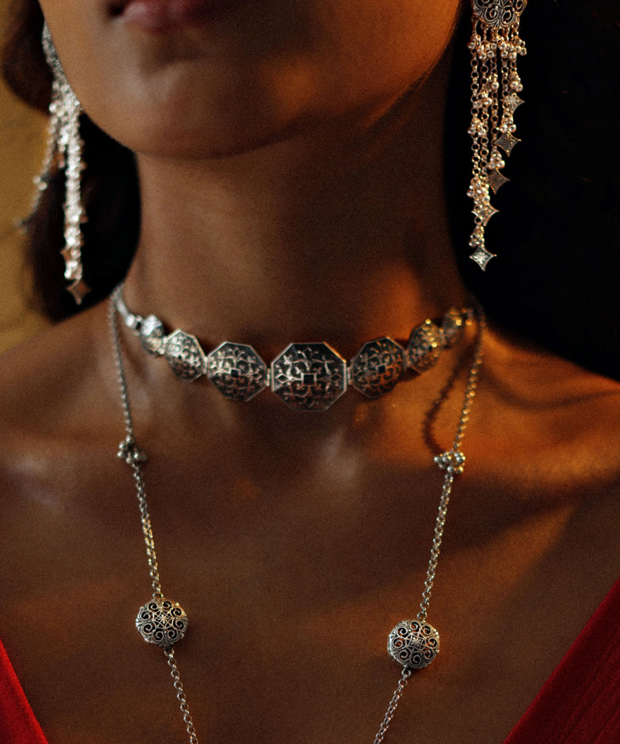 Model wearing gaur kanthi handmade choker necklace with oxidised finish.